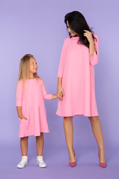 Różowa sukienka z ozdobnym dekoltem na plecach