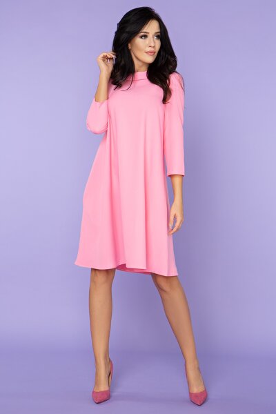 Różowa sukienka z ozdobnym dekoltem na plecach