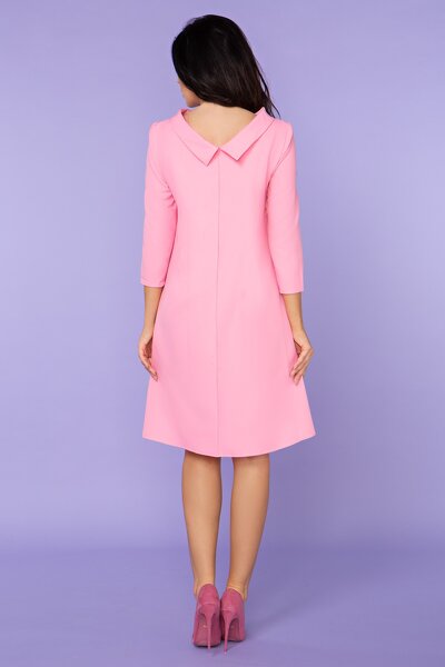 Różowa sukienka z ozdobnym dekoltem na plecach