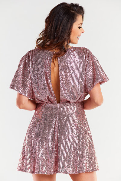 Różowa sukienka z cekinami z wcięciem na plecach