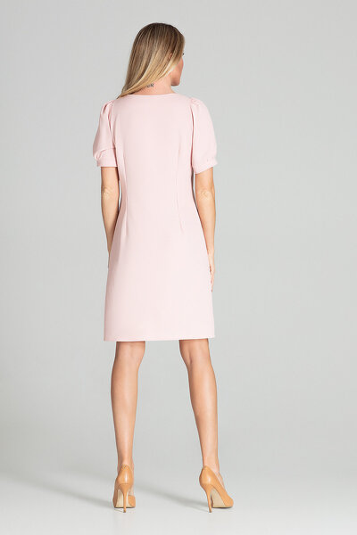 Różowa sukienka z kwadratowym dekoltem