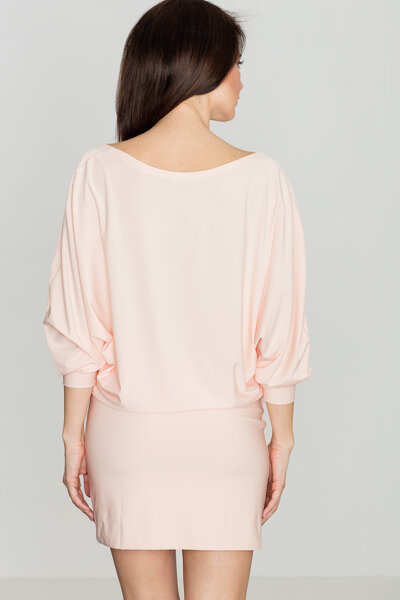 Różowa sukienka z szerokim dekoltem