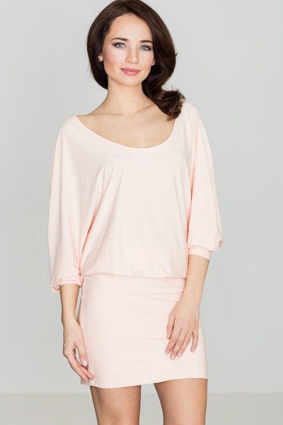 Różowa sukienka z szerokim dekoltem