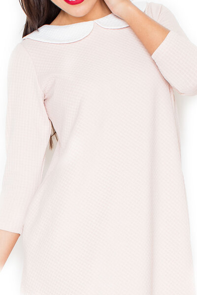 Żakardowa sukienka z kołnierzem w różowym kolorze