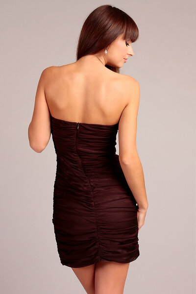 Brązowa sukienka mini z odkrytymi ramionami