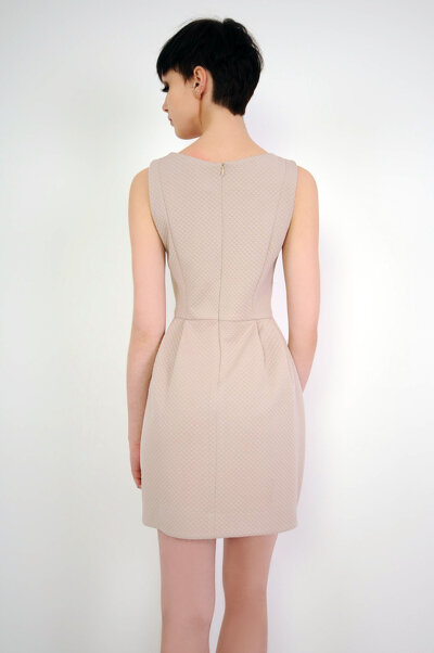 Beżowa sukienka mini odcinana w talii