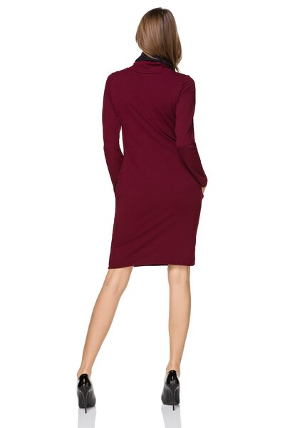 Bordowa sukienka z kominem i kieszeniami