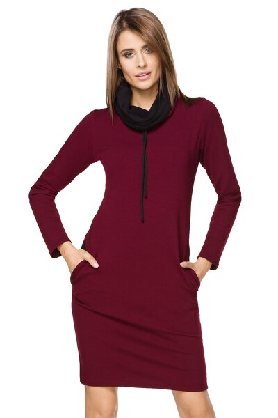 Bordowa sukienka z kominem i kieszeniami