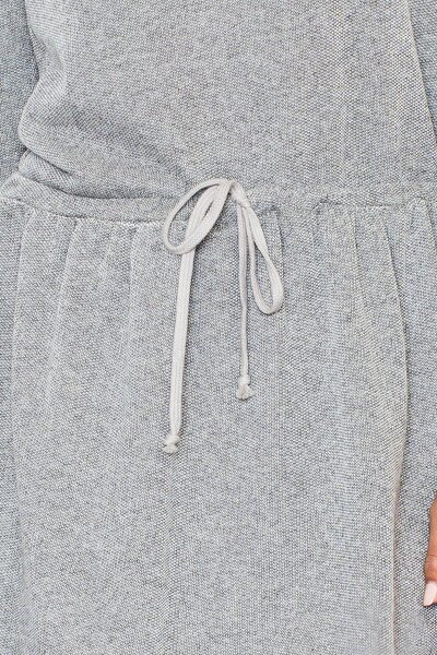 Sportowa sukienka w ciemno szarym kolorze