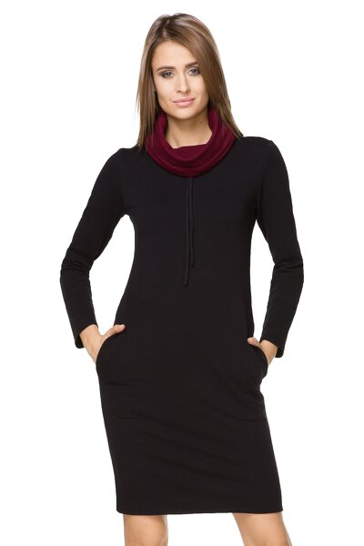 Czarna sukienka z kominem i kieszeniami