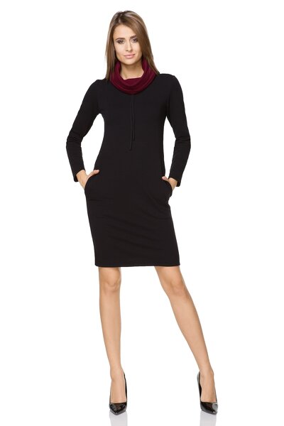 Czarna sukienka z kominem i kieszeniami