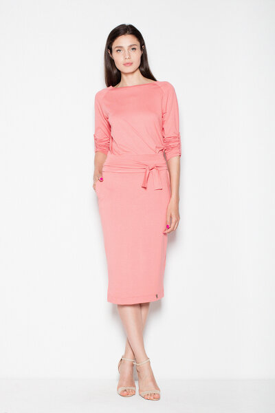 Koralowa ołówkowa sukienka wiązana w pasie