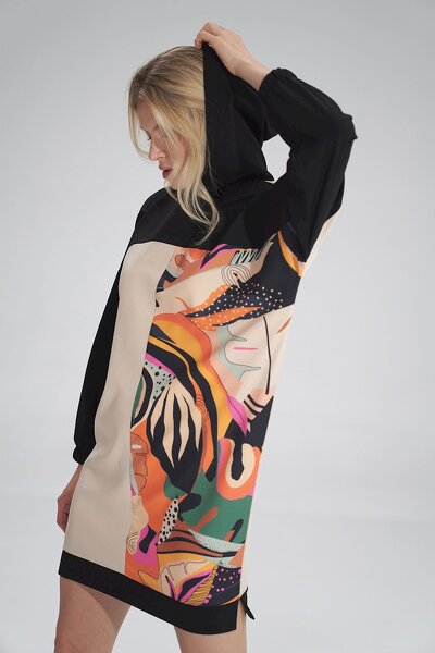 Sportowa sukienka z kapturem w czarno-beżowym kolorze i ozdobnym wzorem