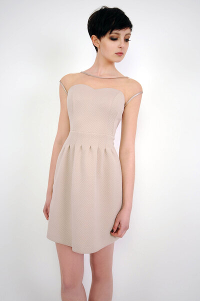 Beżowa sukienka z prześwitującą tkaniną na ramionach