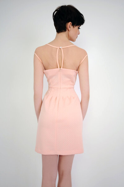 Pudrowa sukienka z prześwitującą tkaniną na ramionach