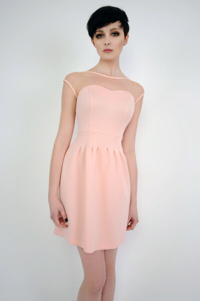 Pudrowa sukienka z prześwitującą tkaniną na ramionach