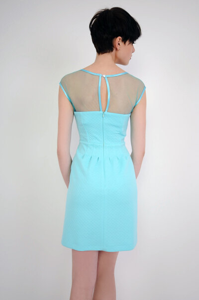 Turkusowa sukienka z prześwitującą tkaniną na ramionach