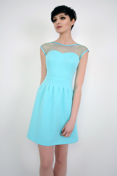 Turkusowa sukienka z prześwitującą tkaniną na ramionach