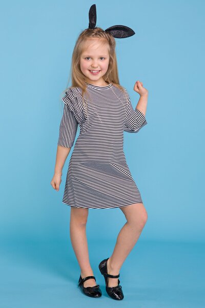 Szara  wizytowa sukienka z ozdobnymi falbankami