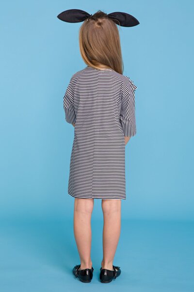 Szara  wizytowa sukienka z ozdobnymi falbankami