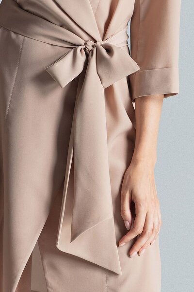 Beżowa koszulowa sukienka wiązana w pasie