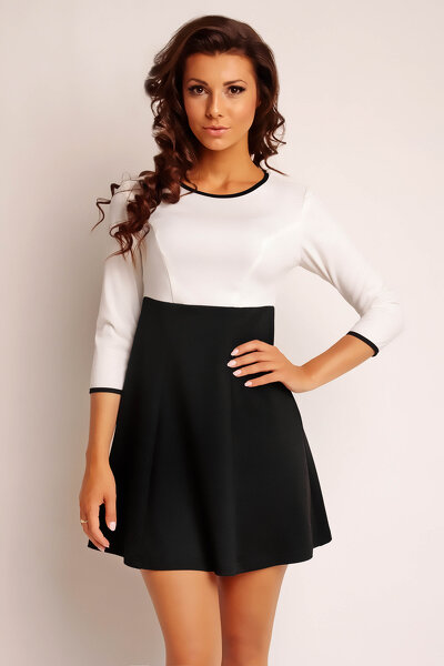 Biało-czarna sukienka odcinana pod biustem