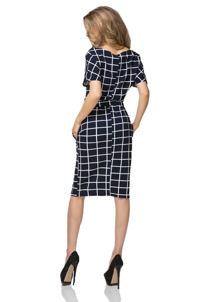 Wzorzysta sukienka o fasonie kimono