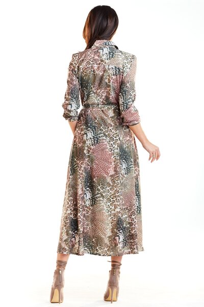 Sukienka maxi utrzymana w brązowej tonacji barw