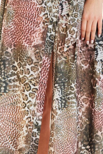 Sukienka maxi utrzymana w brązowej tonacji barw