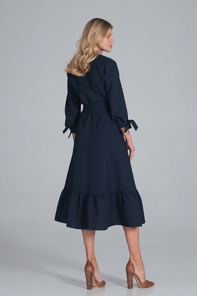 Sukienka maxi w kolorze granatowym z odcięciem w pasie