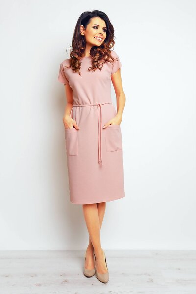 Sukienka midi w kolorze pudrowego różu o ołówkowym fasonie