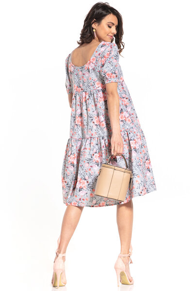 Sukienka midi w różowe kwiaty na szarym tle o długości za kolano