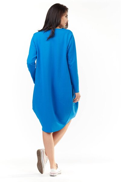 Sukienka midi w stylu oversize w kolorze niebieskim