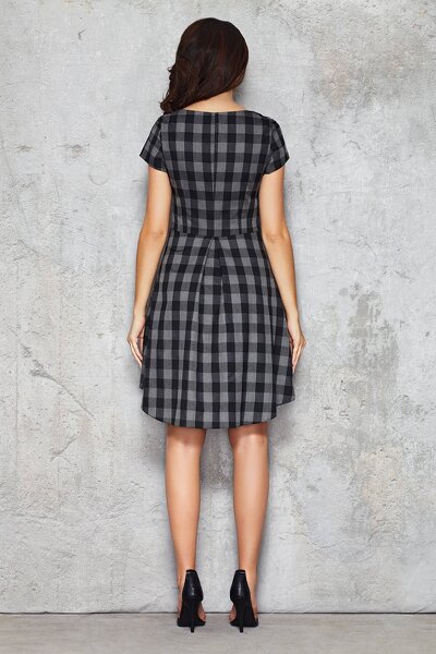 Sukienka midi w szarą kratkę z dłuższym tyłem