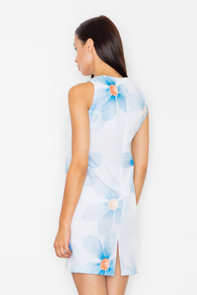 Dopasowana sukienka w błękitnych kolorach