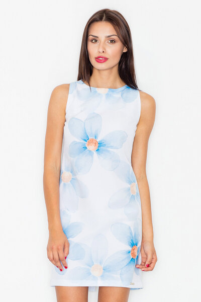 Dopasowana sukienka w błękitnych kolorach