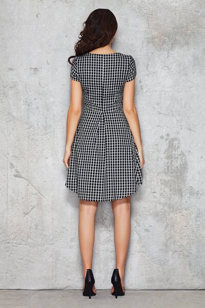 Sukienka mini w czarną kratkę z dłuższym tyłem