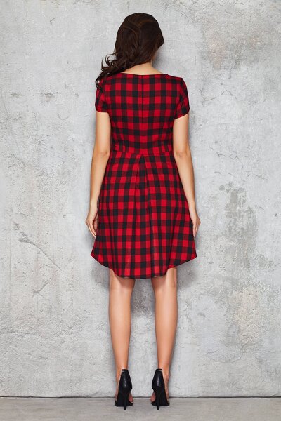 Sukienka mini w czerwoną kratkę z dłuższym tyłem