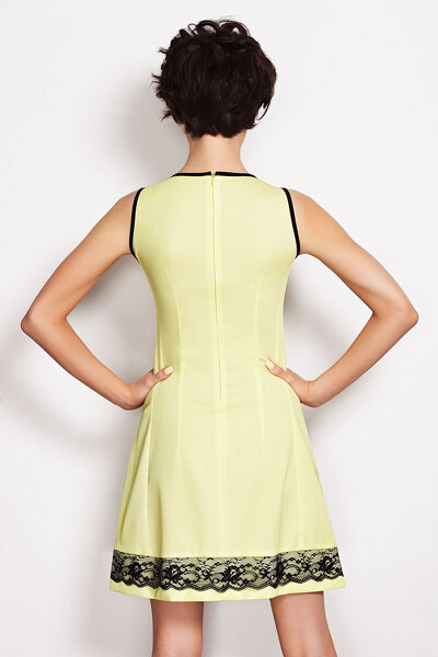 Limonkowa sukienka mini z czarnym pasem koronkowym