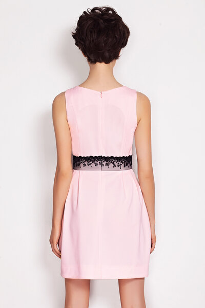 Różowa sukienka z wstawką koronkową