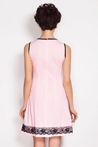 Pudrowa sukienka mini z czarnym pasem koronkowym