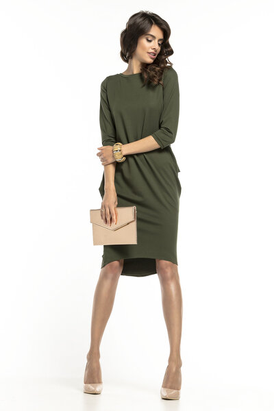 Zielona sukienka o fasonie tuba z kieszeniami