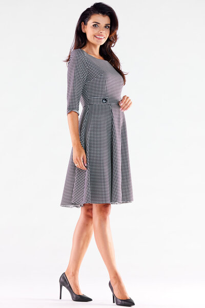 Sukienka o rozkloszowanym fasonie z krótkim rękawem w pepitkę