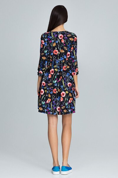 Sukienka trapezowa w czarnej kolorystyce i kolorowych kwiatach