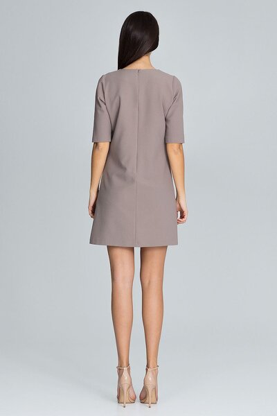 Trapezowa sukienka ozdobiona falbankami w kolorze mocca