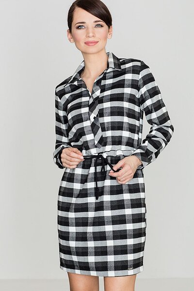 Dopasowana sukienka we wzór czarno-białej kratki