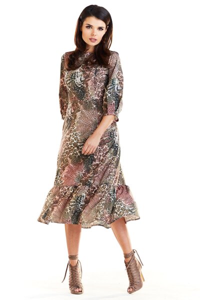 Sukienka w brązowej kolorystyce o luźnym fasonie i długości 7/8