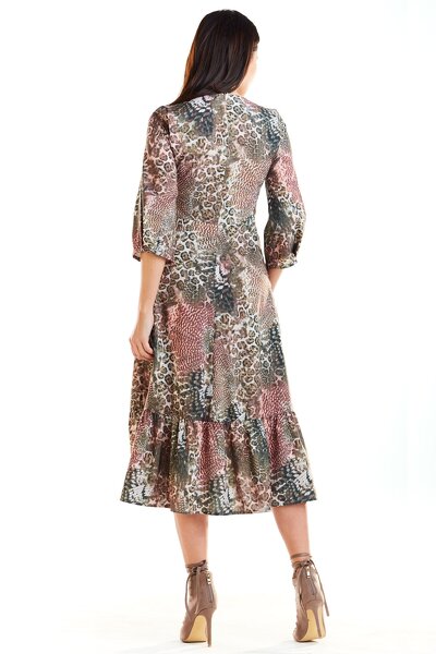 Sukienka w brązowej kolorystyce o luźnym fasonie i długości 7/8