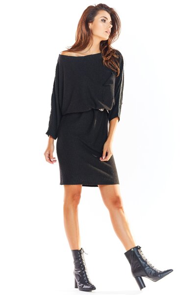 Sukienka w czarnym kolorze o luźnym fasonie z długim rękawem