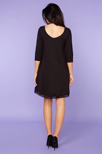 Luźna czarna sukienka zakończona koronką